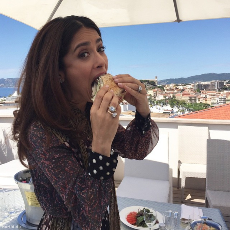 Salma hayek Cannes-ban tolta az arcába a szendvicset