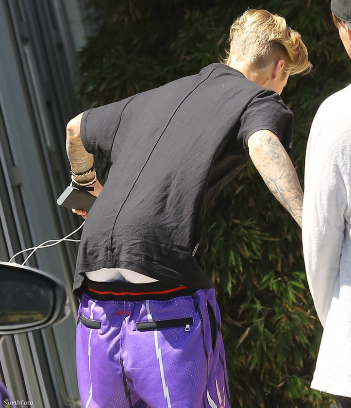 Bieber egy barátjához ment Los Angelesben, és addig-addig tolta a nadrágját, amíg ki nem lógott a segge