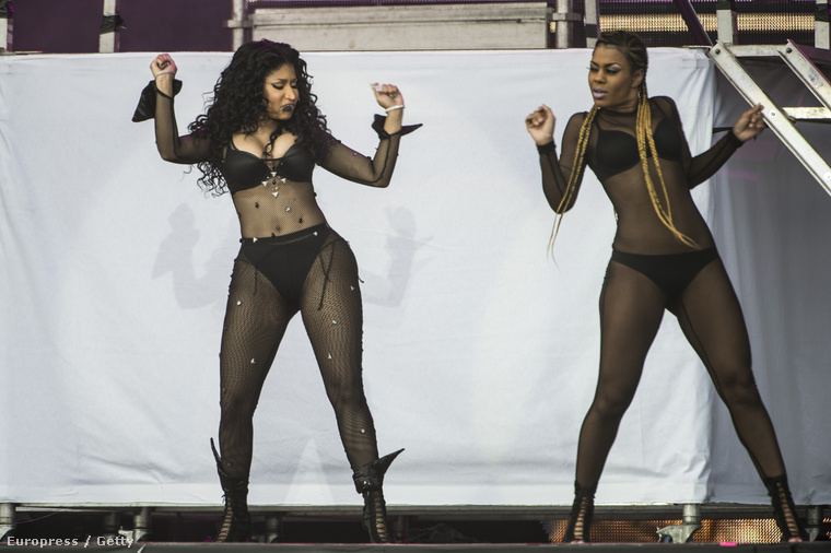 Nicki Minaj egy dániai fesztiválon koncertezett, így sikerült a ruhaválasztás