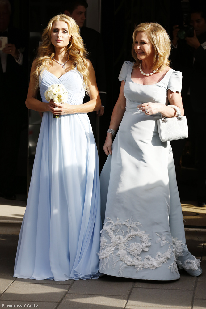Paris Hilton és az édesanyja várják a menyasszonyt.