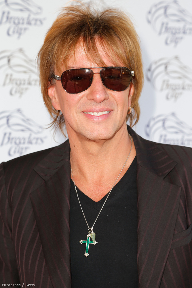 Hirtelen nem volt rendes, napszemüveg nélküli fotónk róla, de ő Richie Sambora, a Bon Jovi gitárosa