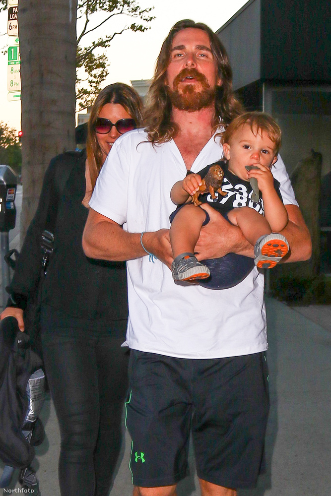 A következő képeken azt tekinthetik meg, ahogy Christian Bale színész és neje, Sibi Blazic elmennek vacsorázni a gyerekükkel Los Angelesben.