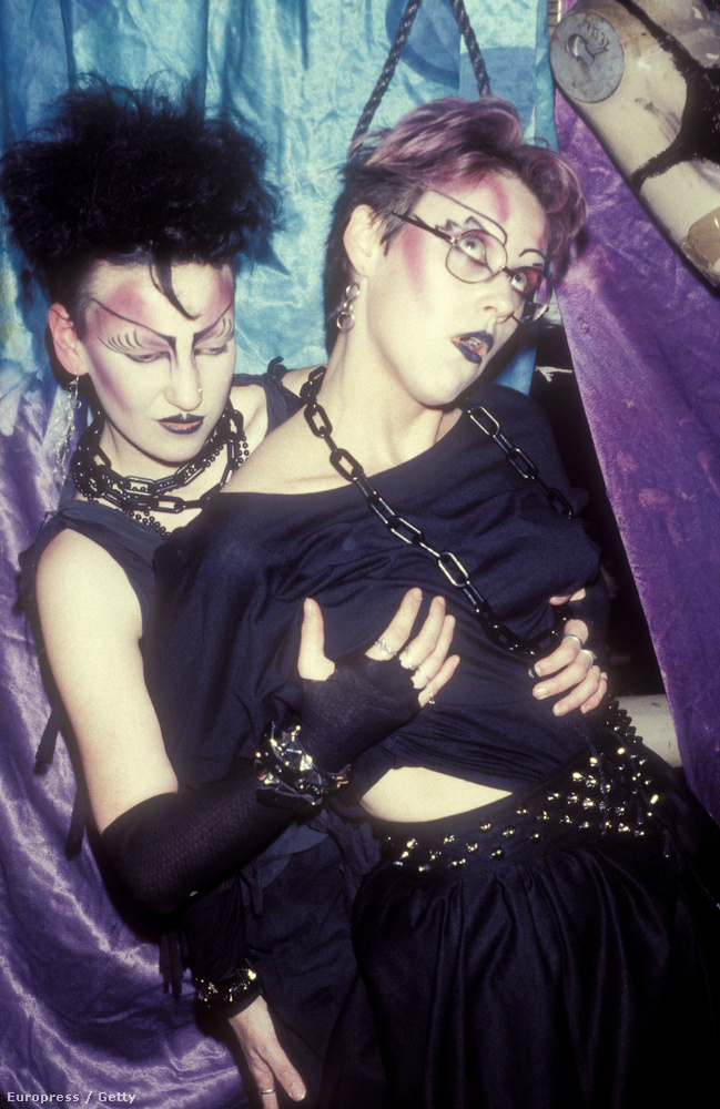 Egy kicsit korábban, 1984-ben viszont még a goth stílus dominált, amit most két olyan lánnyal szemléltetünk, akik hülye arcot vágva csöcsörészik egymást.&nbsp;