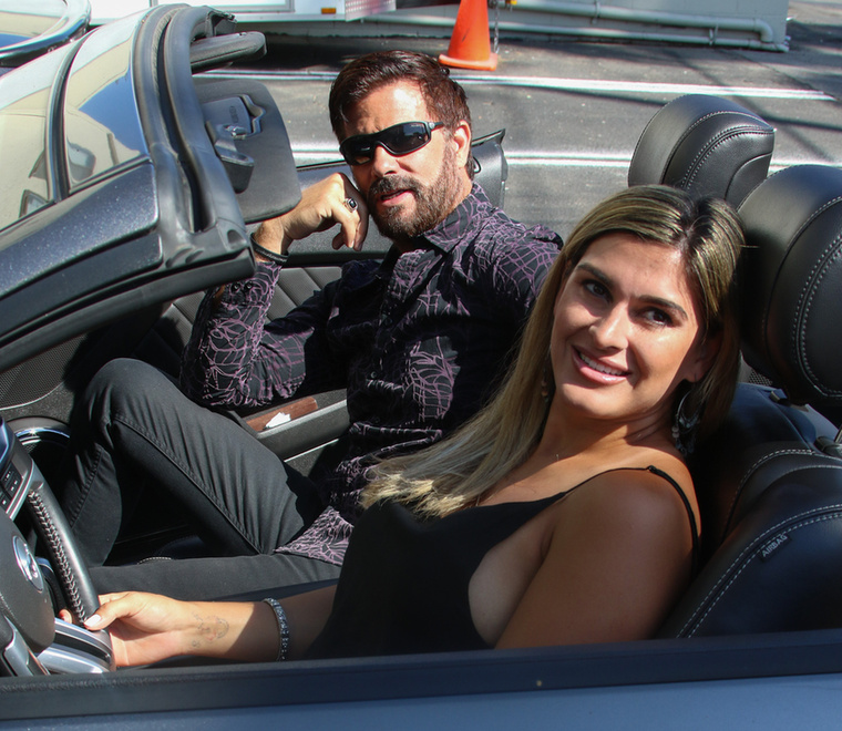 A láthatóan nagyon boldog házaspárt legutóbb pénteken, Los Angelesben fotózták le, ahol együtt autókáztak egy kicsit