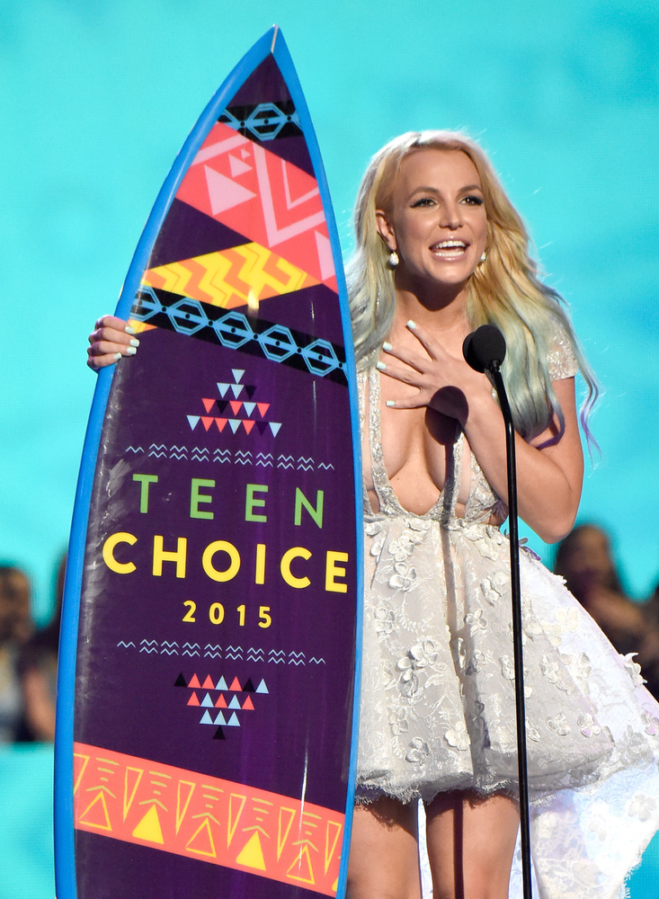 A ribancos Hamupipőkének öltözött Spears amúgy nem egyedül ment el az idei Teen Choice Awardsra