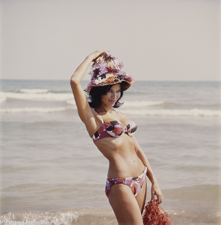 Mekkora hatvanas évek! A fotón egy német színésznő, Laya Raki pózol bikiniben (Brunhilde Marie Alma Herta Jörns néven született, érthető a névváltoztatás).