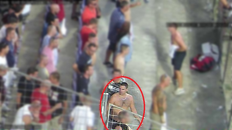 A képen egy piros színű karikával jelzett úriember azzal küzdötte be magát egy rendőrségi közleménybe, hogy a Szusza Ferenc Stadionban kitépett egy műanyag széket a helyéről, majd a pálya felé hajította.&nbsp;