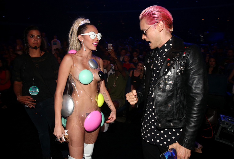 Jared Leto magához sem tért Miley Cyrus ruhája láttán, de az is lehet, hogy attól kapott sokott, hogy Nicky Minaj Anaconda című dala lett a legjobb hip-hop videó