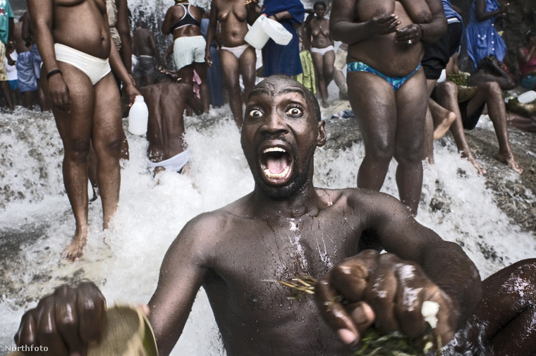 Haitin hívek ezrei zarándokolnak el a Saut d’Eau vízeséshez, hogy részt vegyenek a hagyományos vudu fesztiválon