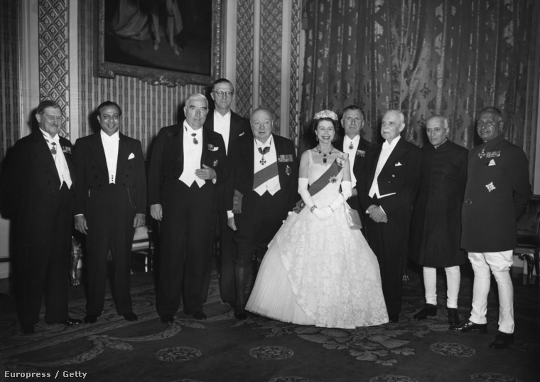 Már 12 miniszterelnökkel dolgozott együtt a királynő, az első Winston Churchill volt, Margaret Thatcherrel és Tony Blairrel 10 éven keresztül dolgozott együtt, a két legutóbbi miniszterelnök, Gordon Brown és David Cameron pedig azután születtek már, hogy a királynő trónra lépett.