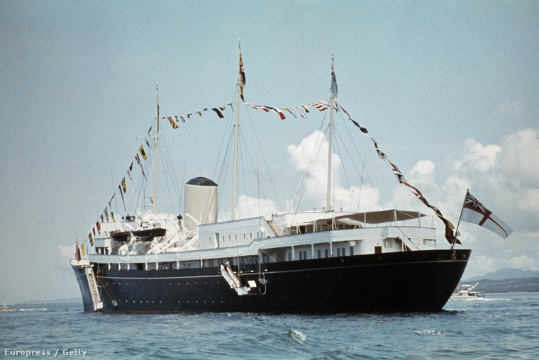 
                        A királynő a karrierje alatt elég sokat utazott, többek között a Britannia nevű hajójával A tavaly nyugdíjba küldött és turistalátványosságá váló Britannia 1954 óta szolgálta a királynőt, ezalatt az idő alatt 2 millió kilométert tett meg.
