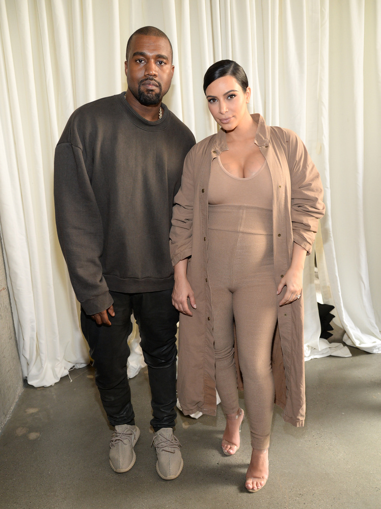 Kanye West megmutatta új kollekcióját a New York-i divathéten - a rapper újragondolta a rugdalózót
                        