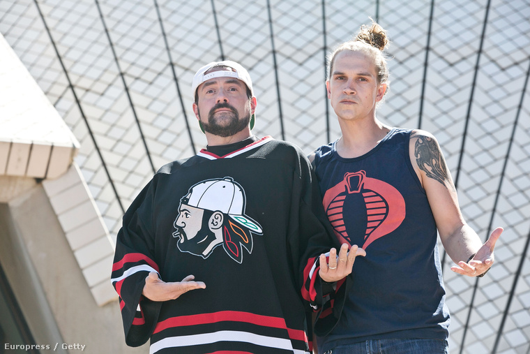 Kevin Smith és Jason Mewes, vagyis Néma Bob és Jay a Sydney-i Operaház előtt pózolt pénteken