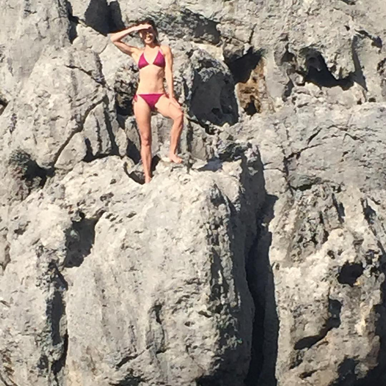 Hillary Swank színésznő jó ideje instagramozik már, de most egészen érdekfeszítő tartalmakat tesz közzé: ebben a sorozatban megtekinthetik, ahogy bikiniben leugrik egy szikláról.